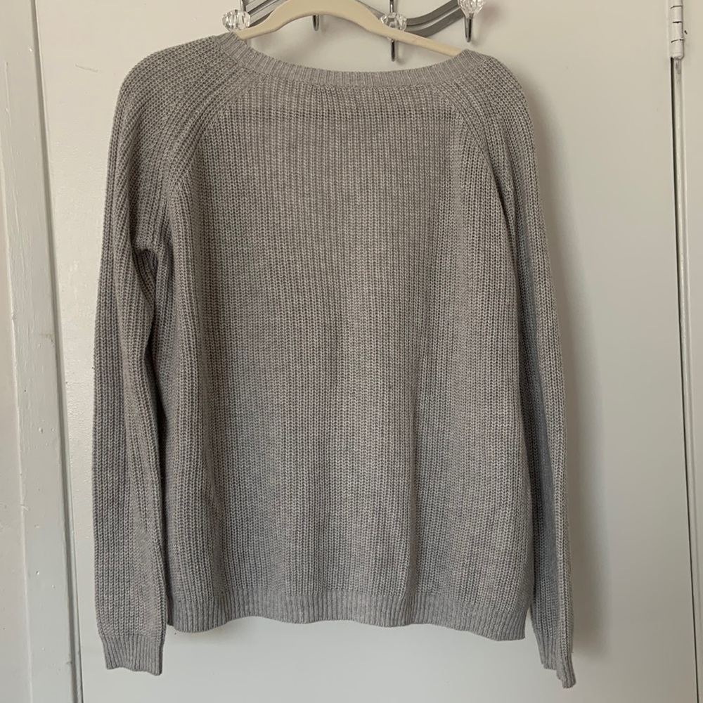 LULU’S GRAY BACK V-NECK SWEATER